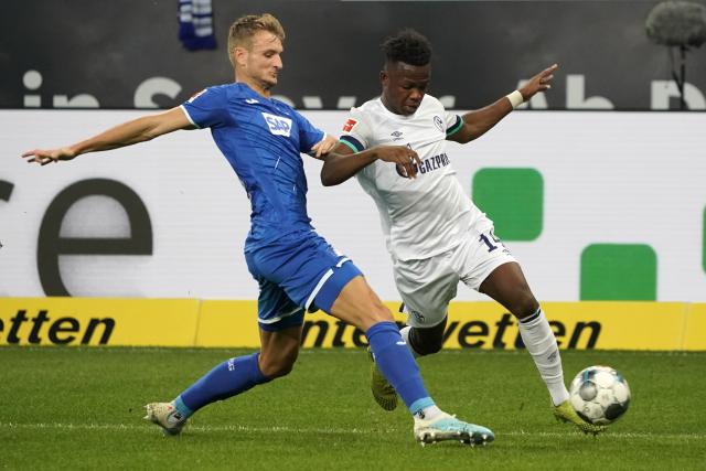 中国选手朱卿获大连马拉松女子组冠军